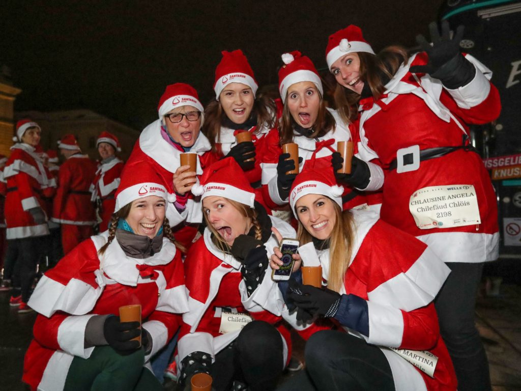 Sieben Kläusinnen trinken nach dem Santarun einen Glühwein