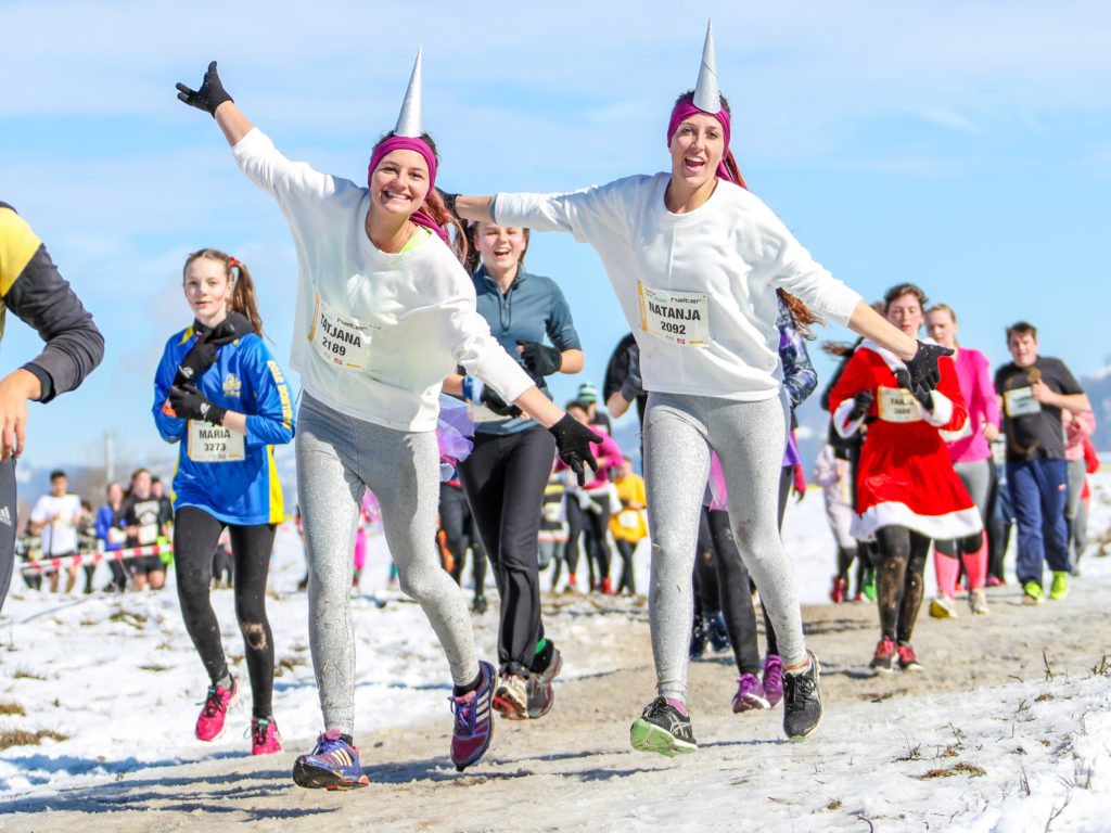 Unerschrockene am kämpfen sich verkleidet über die schlammige und hindernisreiche Strecke am Survivalrun 2018 auf dem Waffenplatz in Thun