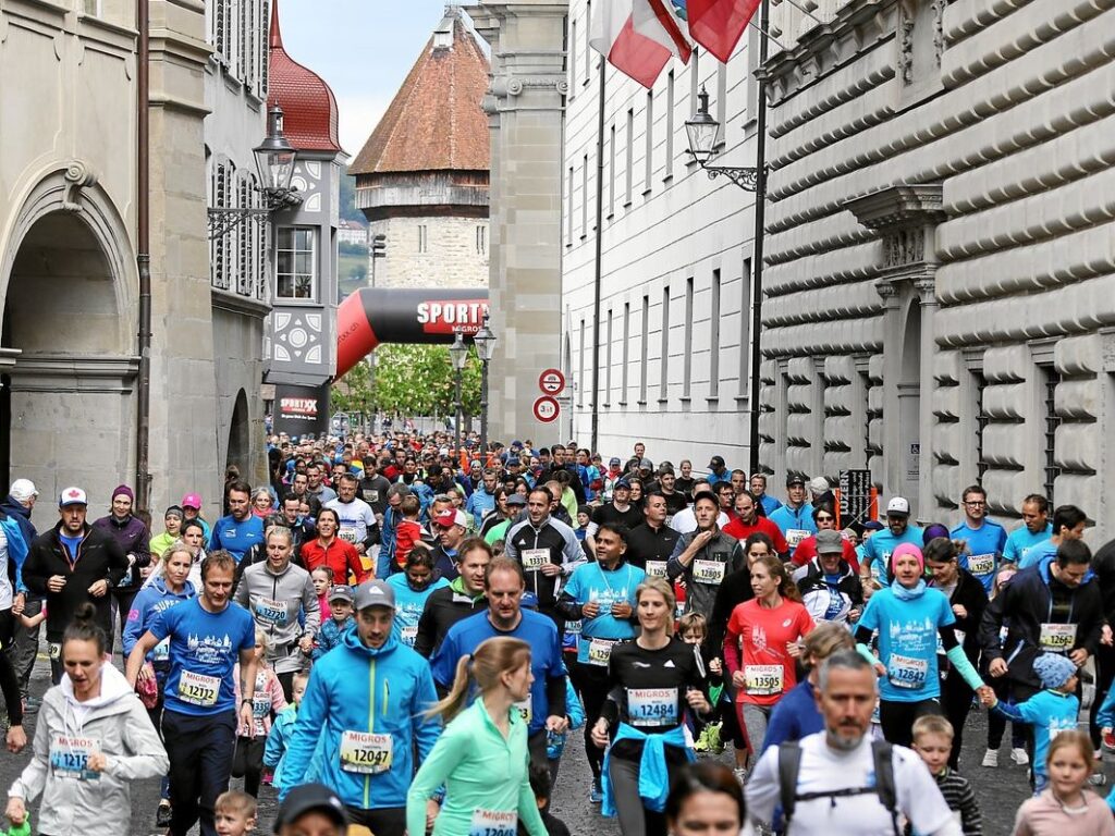 Viele Läufer in einer Gasse in Luzern