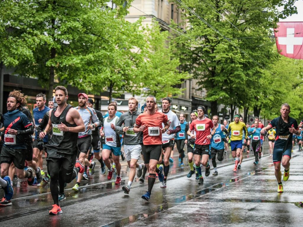 Viele Läufer auf nasser Strasse am Zürich Marathon