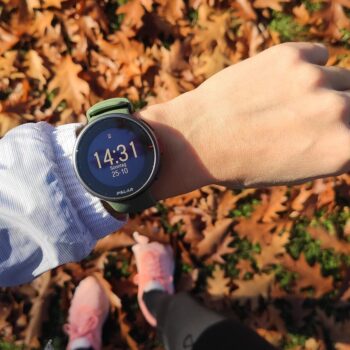 Die neue Polar Vantage V2 vor herbstlichen Laubblättern.